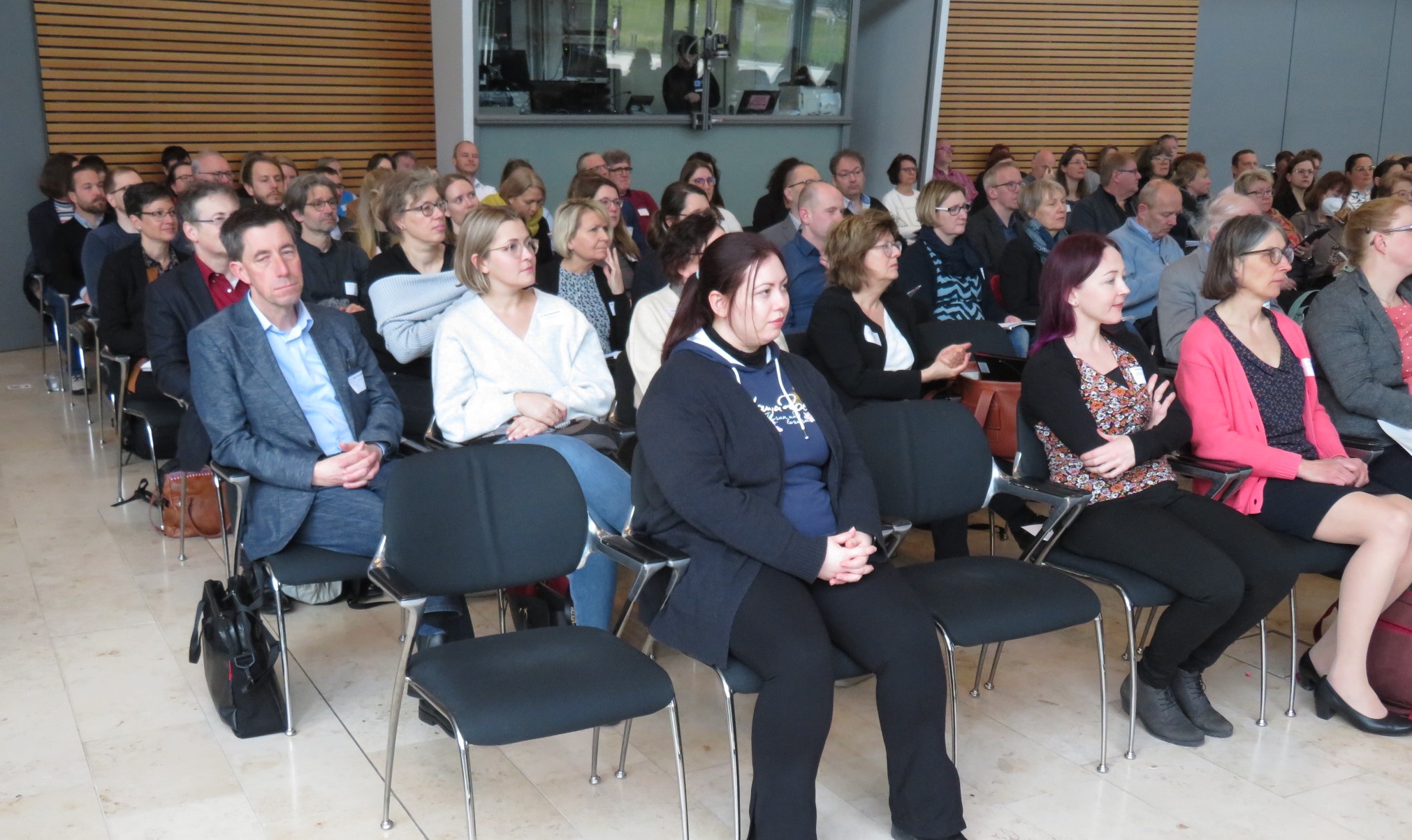 Zu sehen ist ein Foto in die Reihen der Teilnehmenden beim KKT 2023